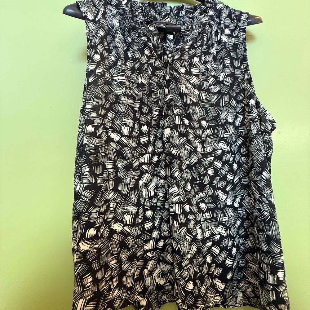 Simply Vera Vera Wang Black and White Abstract Blouse